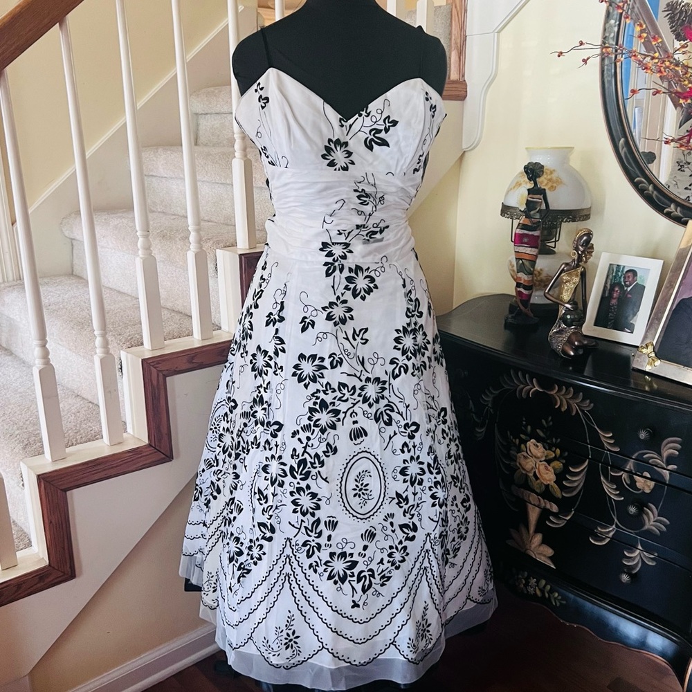 *Vintage Black and White Papell Boutique - Picture 16 of 16